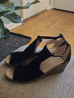 Tru Comfort Foam Womens Black Suede Wedge Sandals Size 10